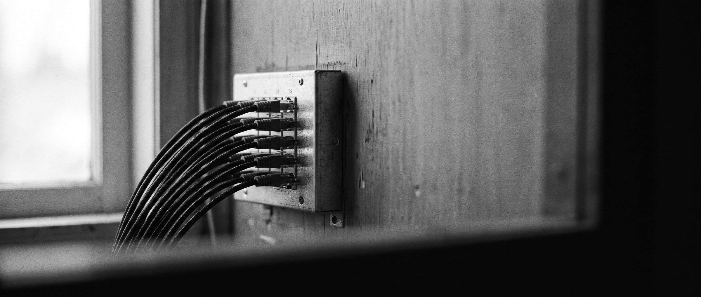Netjes aangesloten netwerkkabels in een patchpaneel